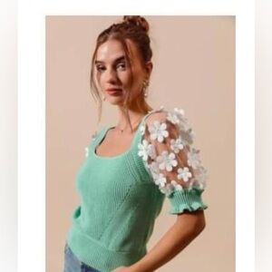 Top. Light sweater, perfect for this season.